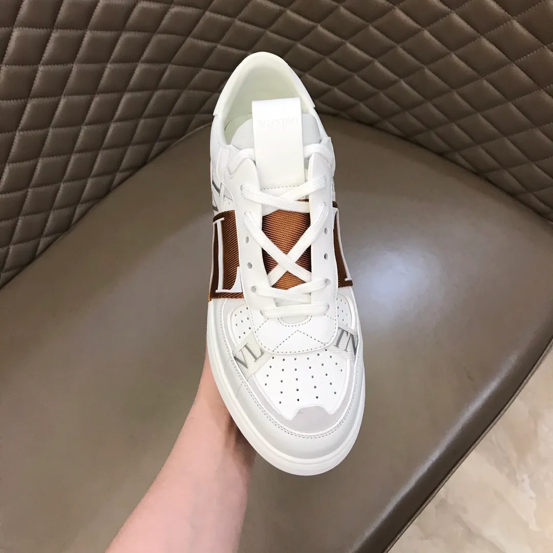 p440 "Valentin*" new spring and summer calfskin lace-up sneakers. No man should be able to refuse these shoes. The classic color scheme is so handsome! Purchase a high-precision replica of the original version to instantly sell off the market currency! 6 VLTN logo rubber effect straps - Valentino Garavani Logo printed on the back and tongue, all materials are customized to ensure quality! Size: 38-44